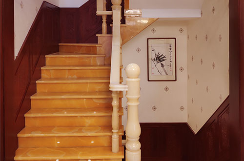 克井镇中式别墅室内汉白玉石楼梯的定制安装装饰效果